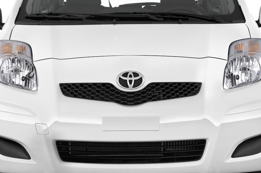 Toyota Yaris (Baujahr 2010) Cool 3 Türen Kühlergrill und Scheinwerfer