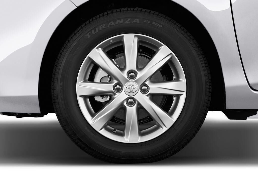 Toyota Yaris (Baujahr 2014) 1,0-L-Dual-Vvt-I 3 Türen Reifen und Felge