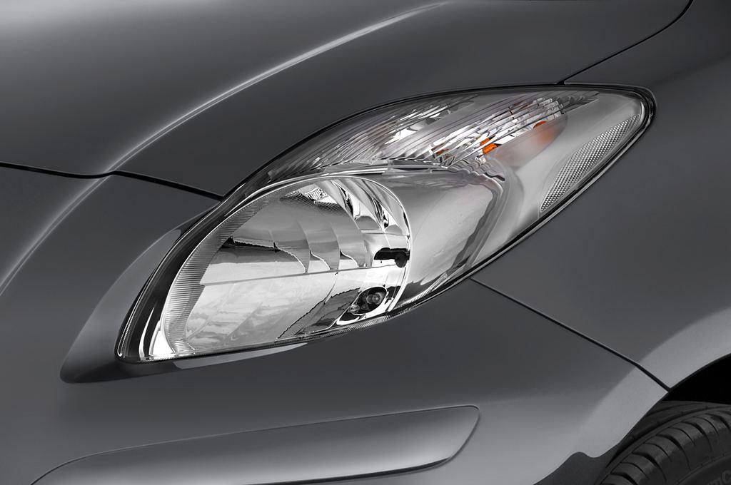 Toyota Yaris (Baujahr 2010) Life 5 Türen Scheinwerfer