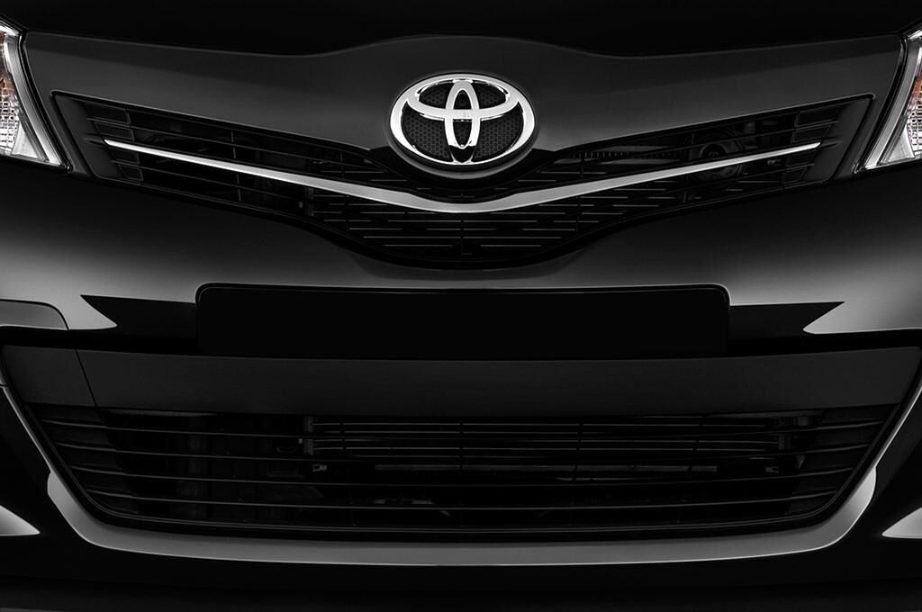 Toyota Yaris (Baujahr 2011) Life 5 Türen Kühlergrill und Scheinwerfer