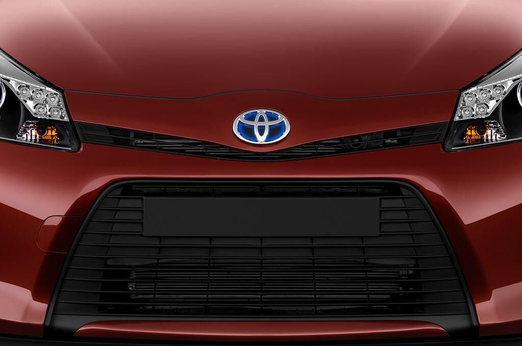 Toyota Yaris (Baujahr 2012) Club 5 Türen Kühlergrill und Scheinwerfer