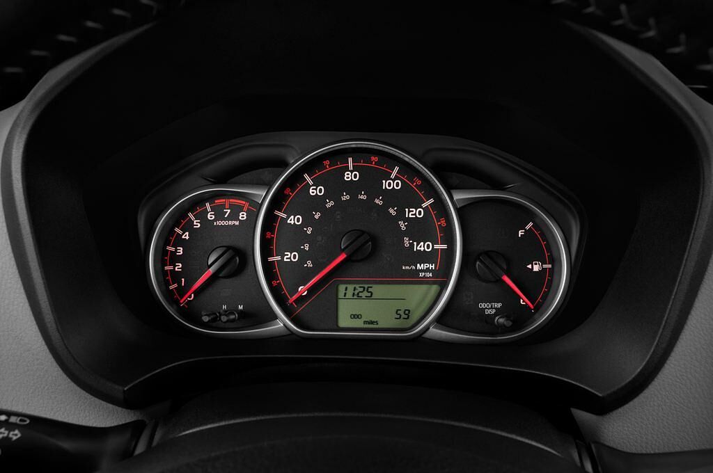 Toyota Yaris (Baujahr 2014) - 5 Türen Tacho und Fahrerinstrumente