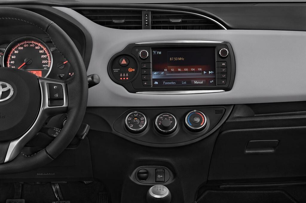 Toyota Yaris (Baujahr 2015) Club 5 Türen Mittelkonsole