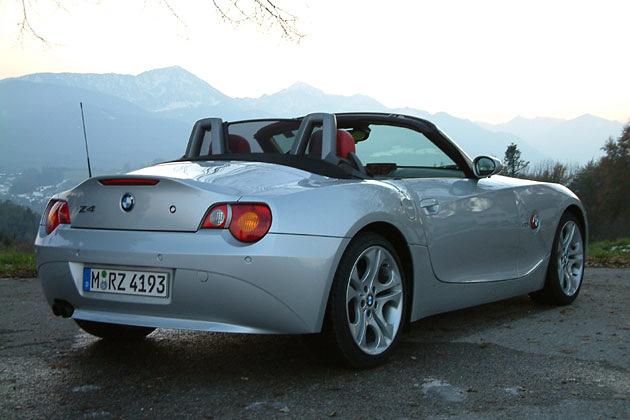 Auf kurvigen Gebirgsstraßen fühlt sich der Roadster wohl