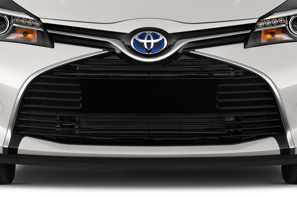 Toyota Yaris Hybride (Baujahr 2014) Comfort 5 Türen Kühlergrill und Scheinwerfer