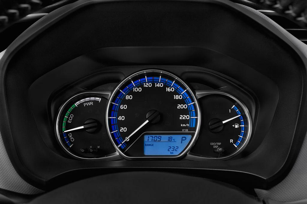 Toyota Yaris Hybride (Baujahr 2014) Comfort 5 Türen Tacho und Fahrerinstrumente