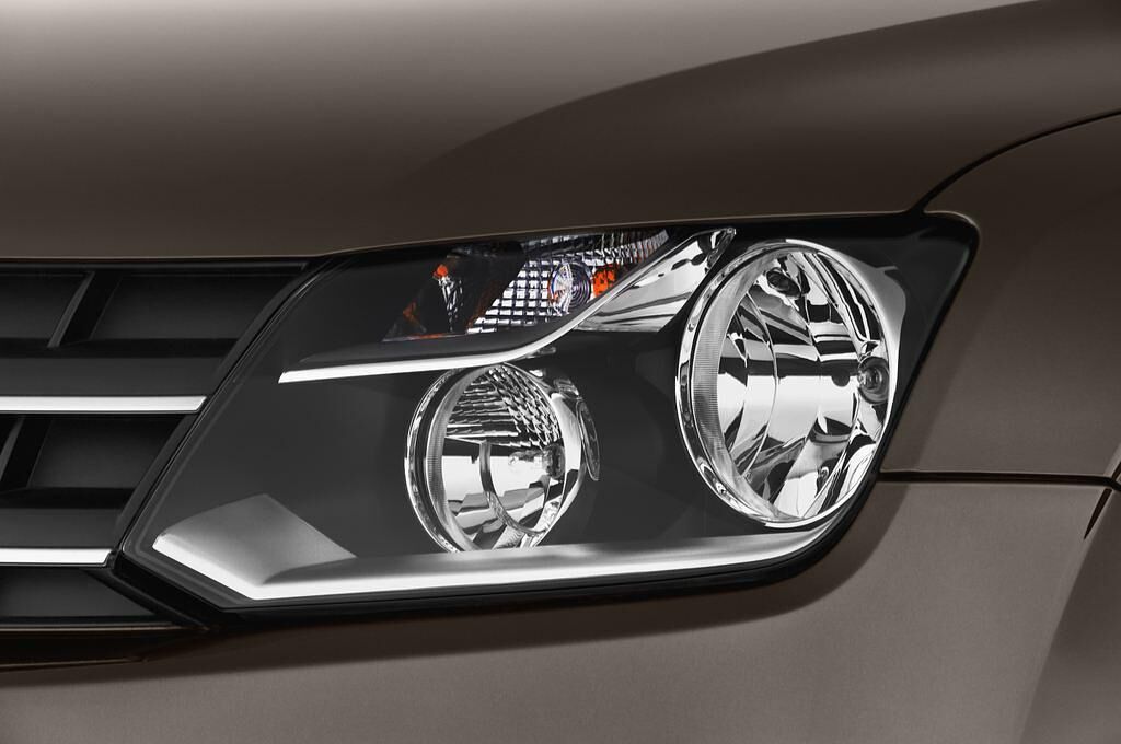 Volkswagen Amarok (Baujahr 2012) Trendline 4 Türen Scheinwerfer