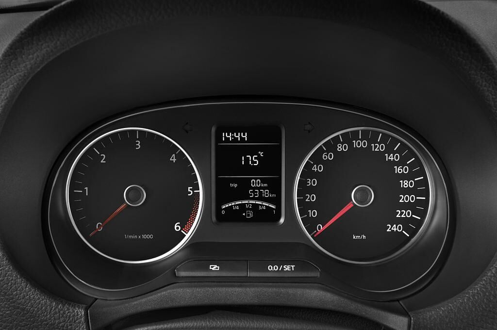 Volkswagen Amarok (Baujahr 2012) Trendline 4 Türen Tacho und Fahrerinstrumente