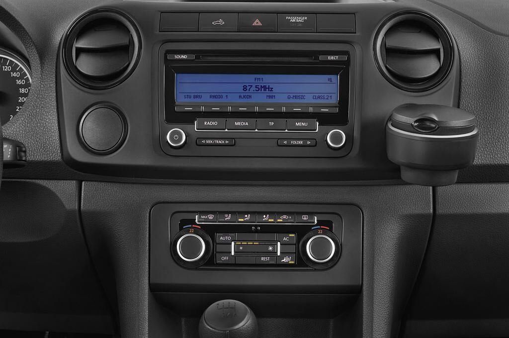 Volkswagen Amarok (Baujahr 2012) Trendline 4 Türen Mittelkonsole
