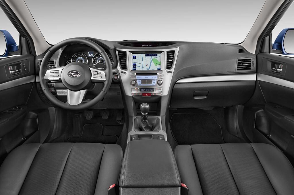 Subaru Outback (Baujahr 2010) Comfort 5 Türen Cockpit und Innenraum