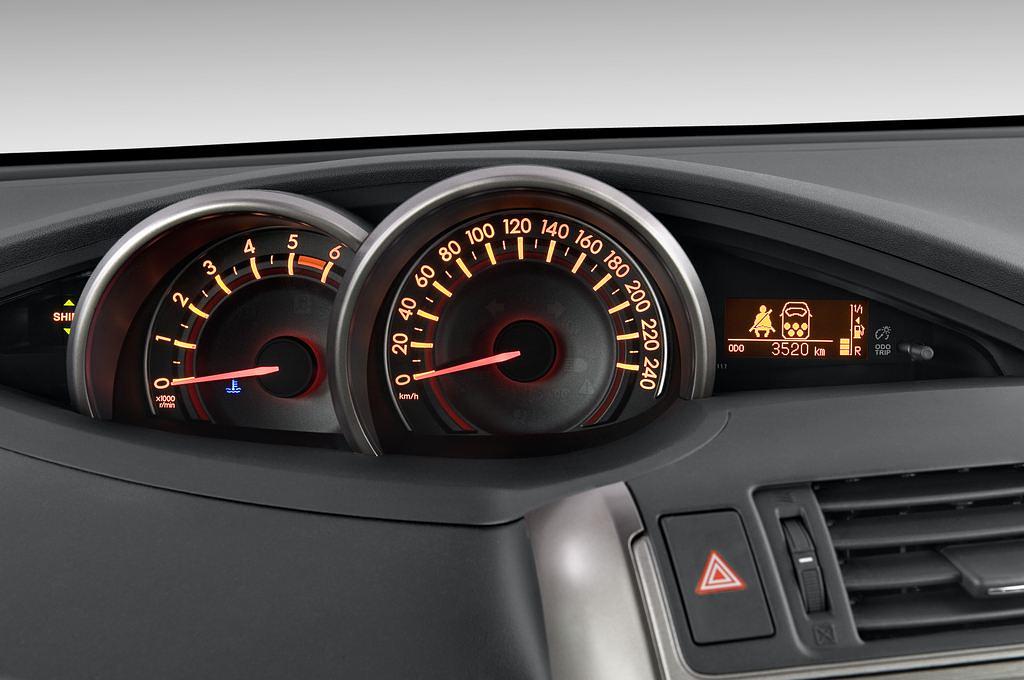 Toyota Verso (Baujahr 2010) Executive 5 Türen Tacho und Fahrerinstrumente
