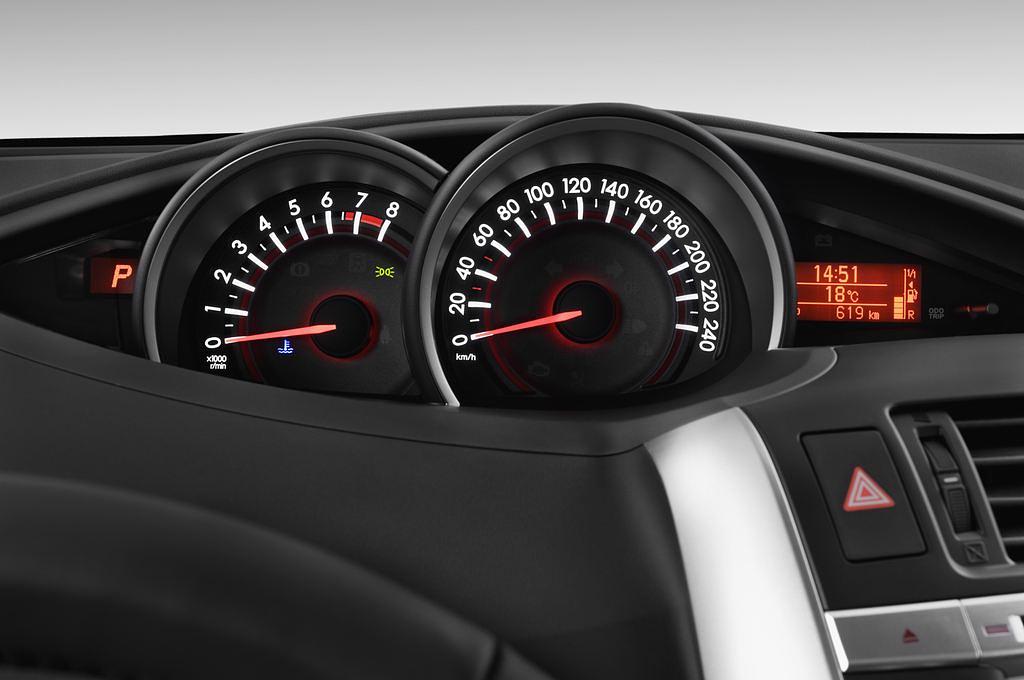 Toyota Verso (Baujahr 2012) Travel 5 Türen Tacho und Fahrerinstrumente