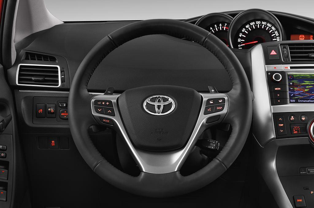 Toyota Verso (Baujahr 2012) Travel 5 Türen Lenkrad