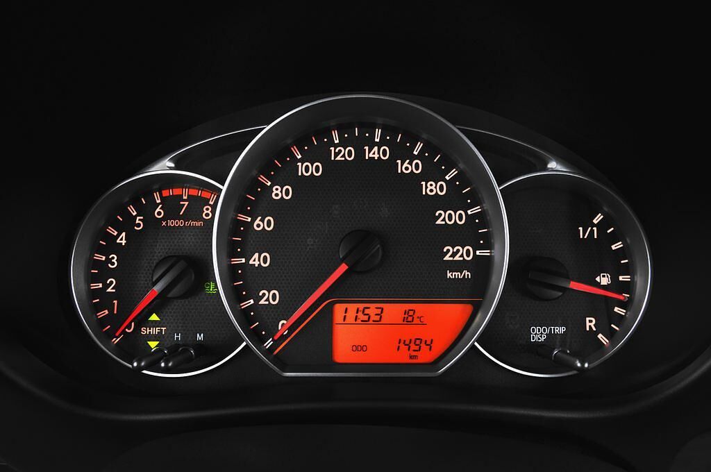 Toyota Verso-S (Baujahr 2011) - 5 Türen Tacho und Fahrerinstrumente