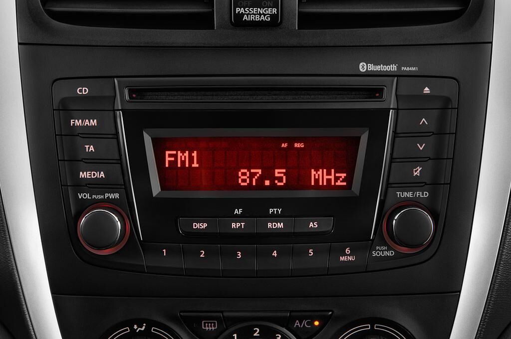 Suzuki Celerio (Baujahr 2015) Comfort 5 Türen Radio und Infotainmentsystem