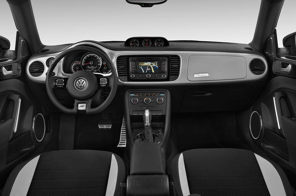 Volkswagen Beetle (Baujahr 2015) Sport R-Line 3 Türen Cockpit und Innenraum