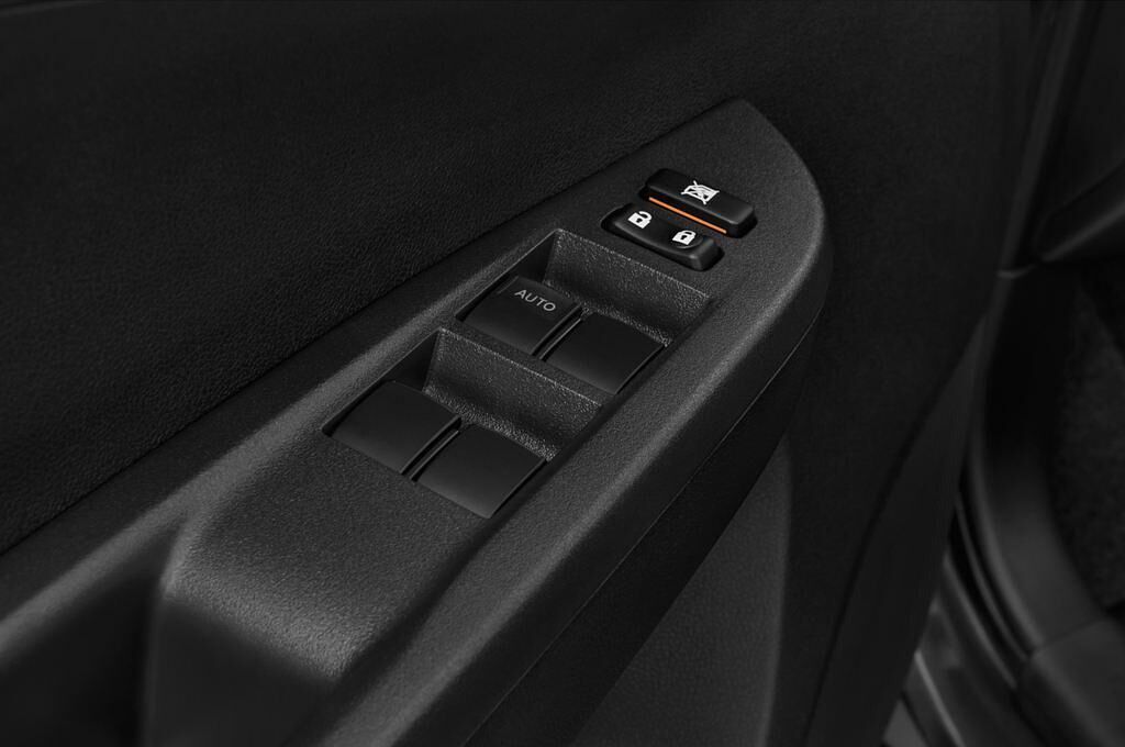 Subaru Trezia (Baujahr 2012) Comfort 5 Türen Bedienungselemente Tür