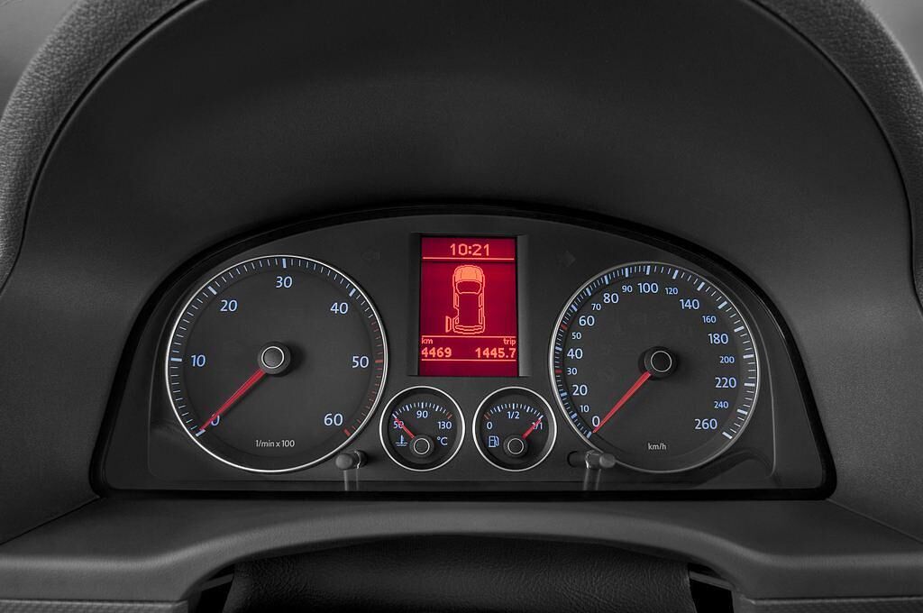 Volkswagen Caddy Life (Baujahr 2009) TDI 5 Türen Tacho und Fahrerinstrumente