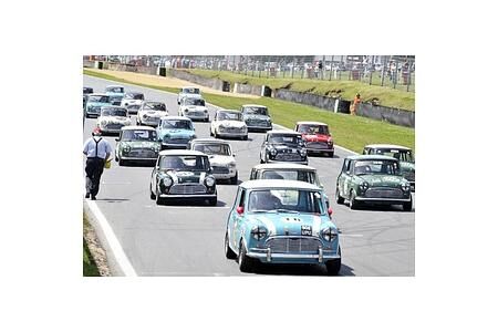 Das Jubiläum „50 Jahre MINI Cooper S“ wird auf der Rennstrecke Brands Hatch gefeiert