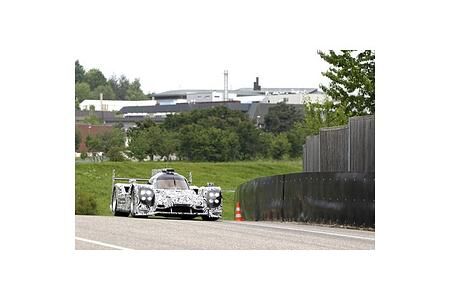 Neuer Porsche LMP1-Sportprototyp absolviert erfolgreichen Rollout