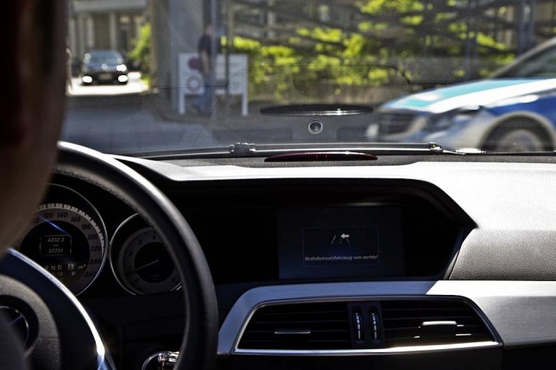 Das Car2X-System greift auf die Sensorik des Fahrzeugs zu