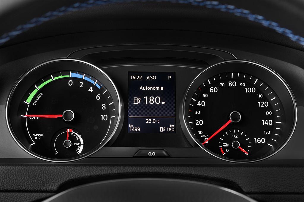 Volkswagen Golf (Baujahr 2015) E-Golf 5 Türen Tacho und Fahrerinstrumente