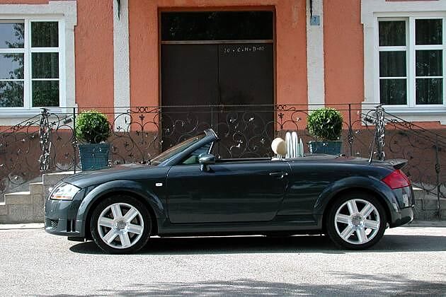 Serie: 17-Zoll-Alufelgen im Sechs-Speichen-Design und 225er-Reifen
