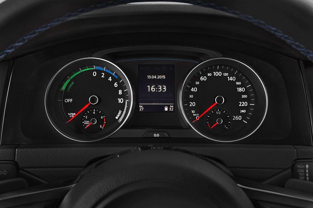 Volkswagen Golf (Baujahr 2015) GTE 5 Türen Tacho und Fahrerinstrumente