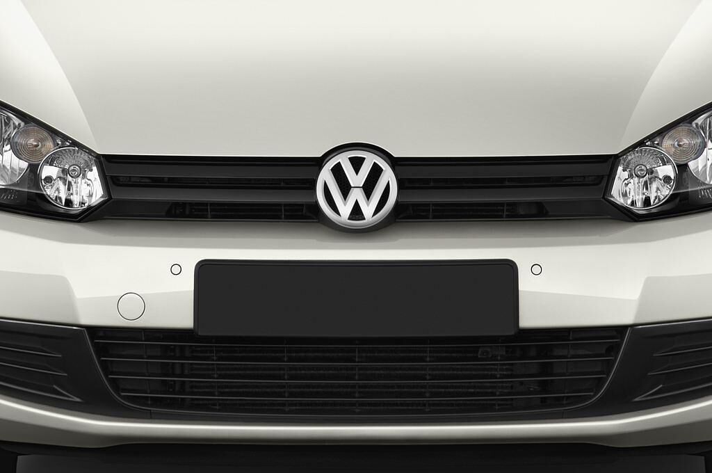 Volkswagen Golf (Baujahr 2011) Trendline 5 Türen Kühlergrill und Scheinwerfer