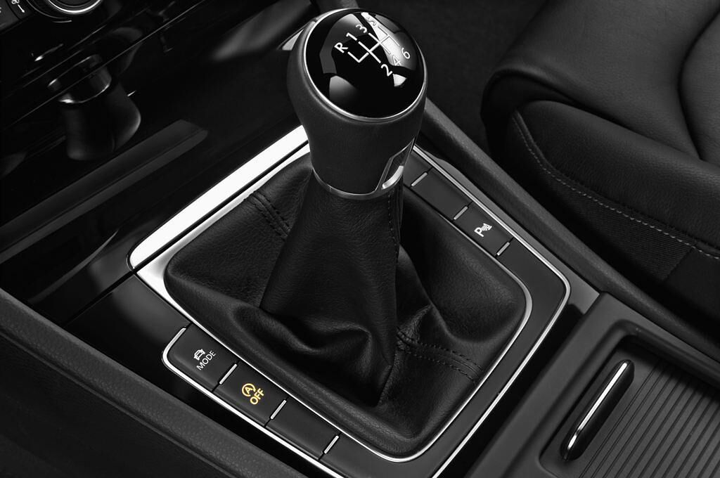 Volkswagen Golf (Baujahr 2013) Highline 3 Türen Schalthebel