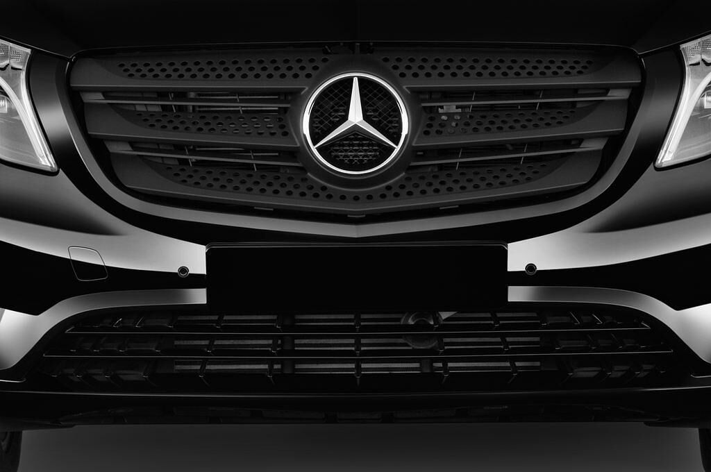 Mercedes Vito (Baujahr 2015) 119 Bluetec Lang 5 Türen Kühlergrill und Scheinwerfer