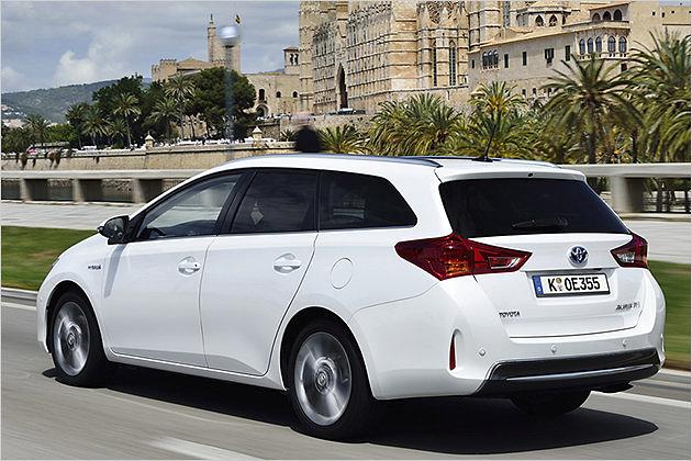 Die Hybridvariante ist an kleinen Modifikationen wie dem bläulich hinterlegten Toyota-Logo zu erkennen