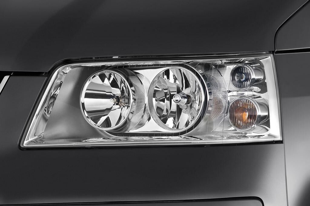 Volkswagen Multivan (Baujahr 2010) Comfortline 4 Türen Scheinwerfer