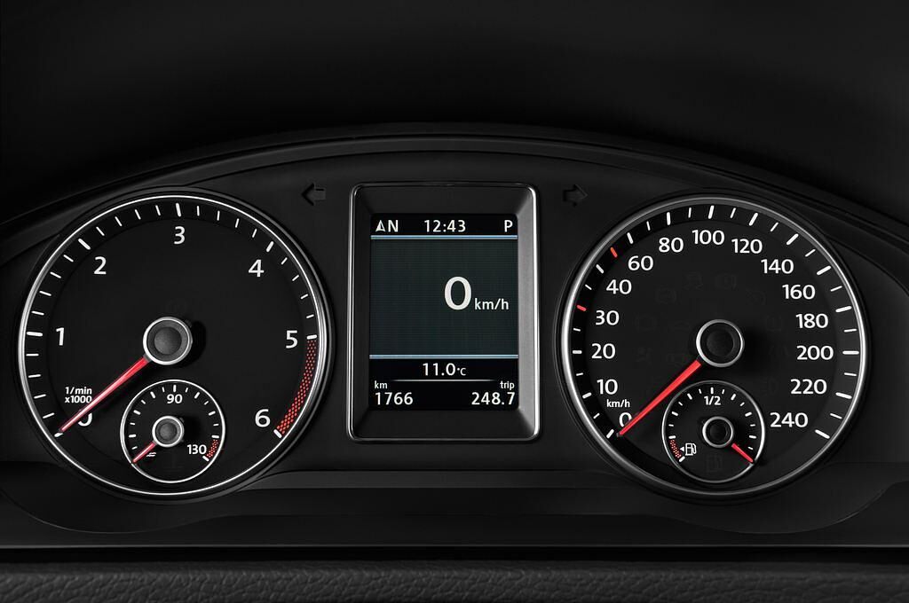 Volkswagen Multivan (Baujahr 2015) Comfortline 4WD AT 5 Türen Tacho und Fahrerinstrumente
