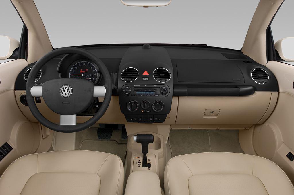 Volkswagen New Beetle (Baujahr 2010) - 2 Türen Cockpit und Innenraum