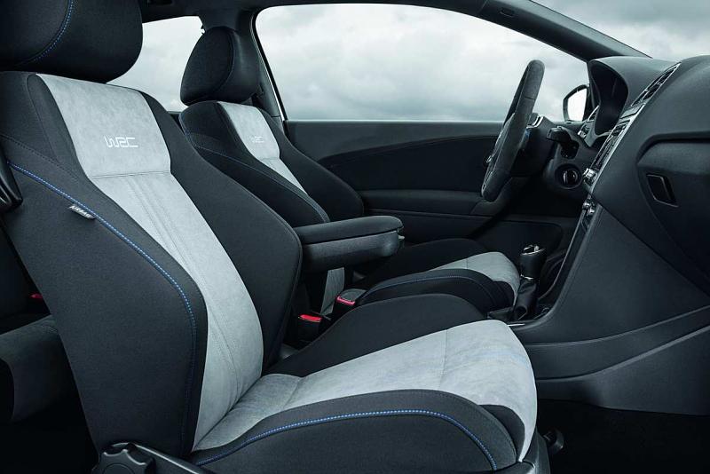 Die Sitze sind mit Alcantara bezogen.