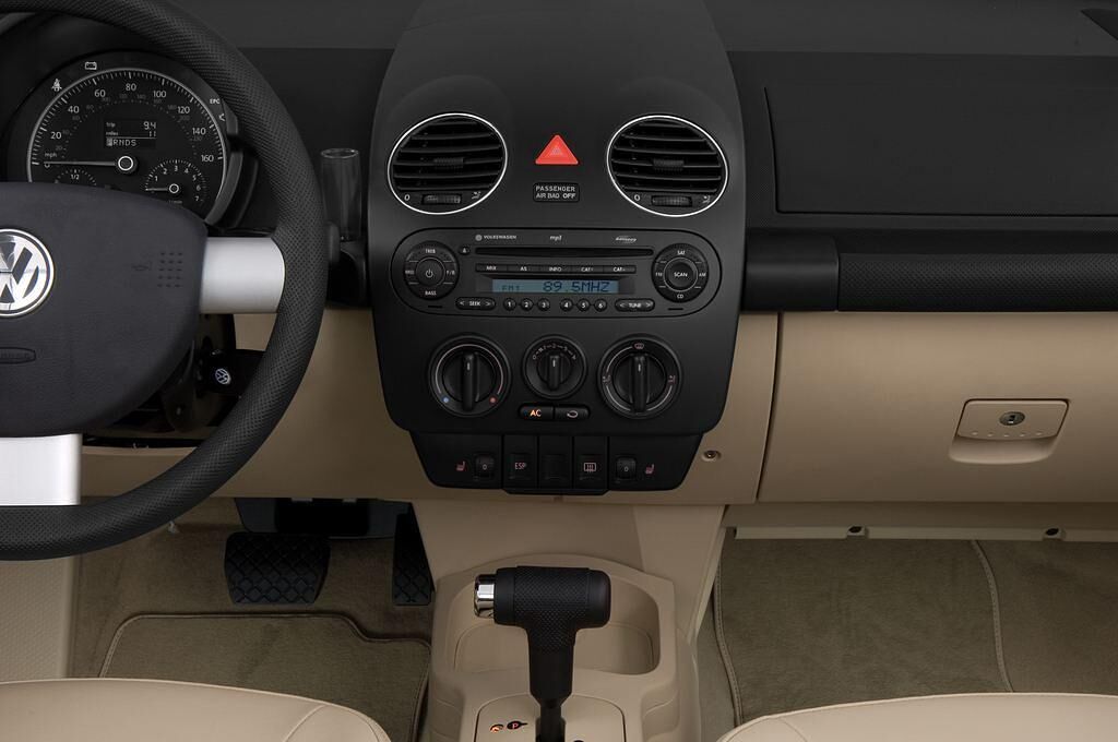 Volkswagen New Beetle (Baujahr 2010) - 2 Türen Mittelkonsole