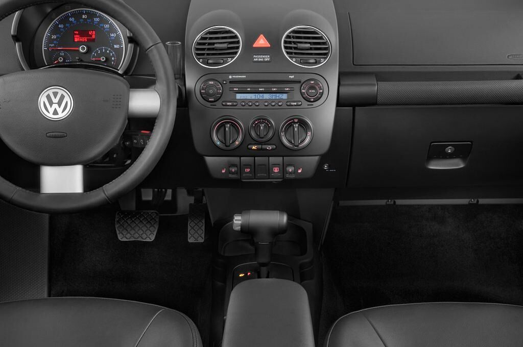 Volkswagen New Beetle (Baujahr 2010) - 3 Türen Mittelkonsole
