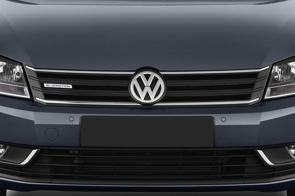 Volkswagen Passat (Baujahr 2012) Bluemotion 4 Türen Kühlergrill und Scheinwerfer