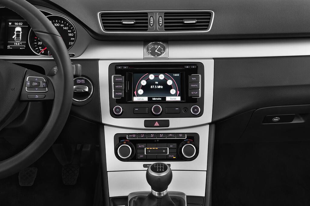 Volkswagen Passat (Baujahr 2012) Bluemotion 4 Türen Mittelkonsole