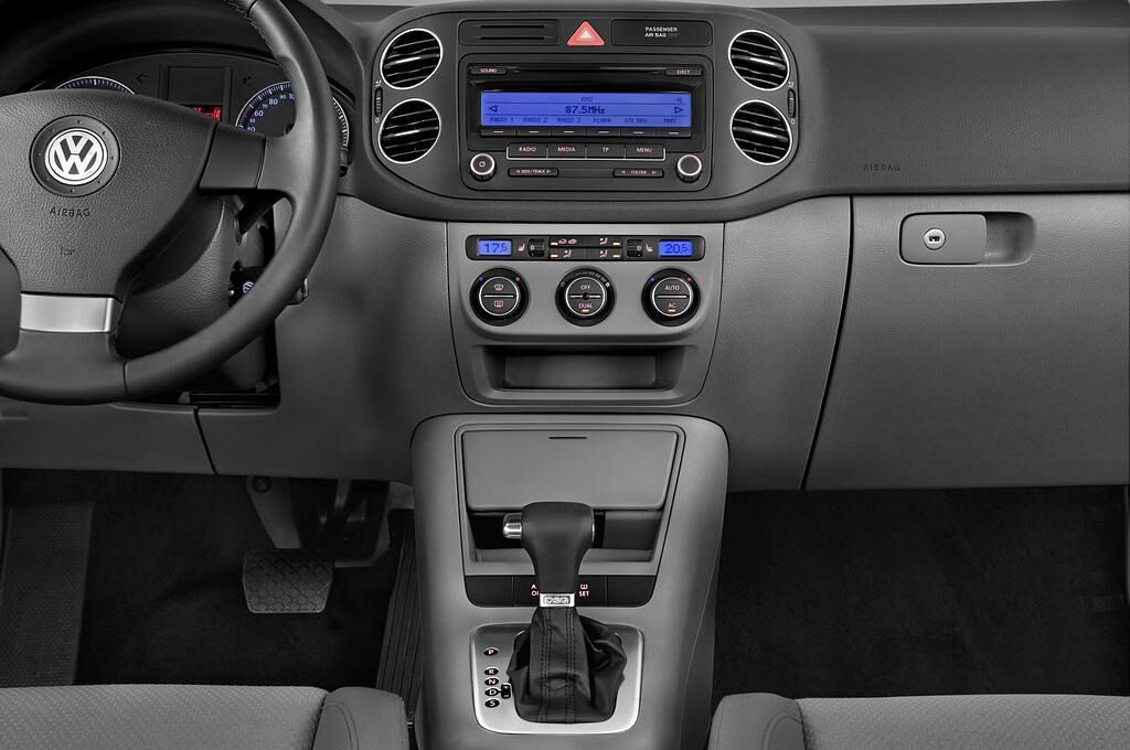 Volkswagen Golf Plus (Baujahr 2009) - 5 Türen Mittelkonsole