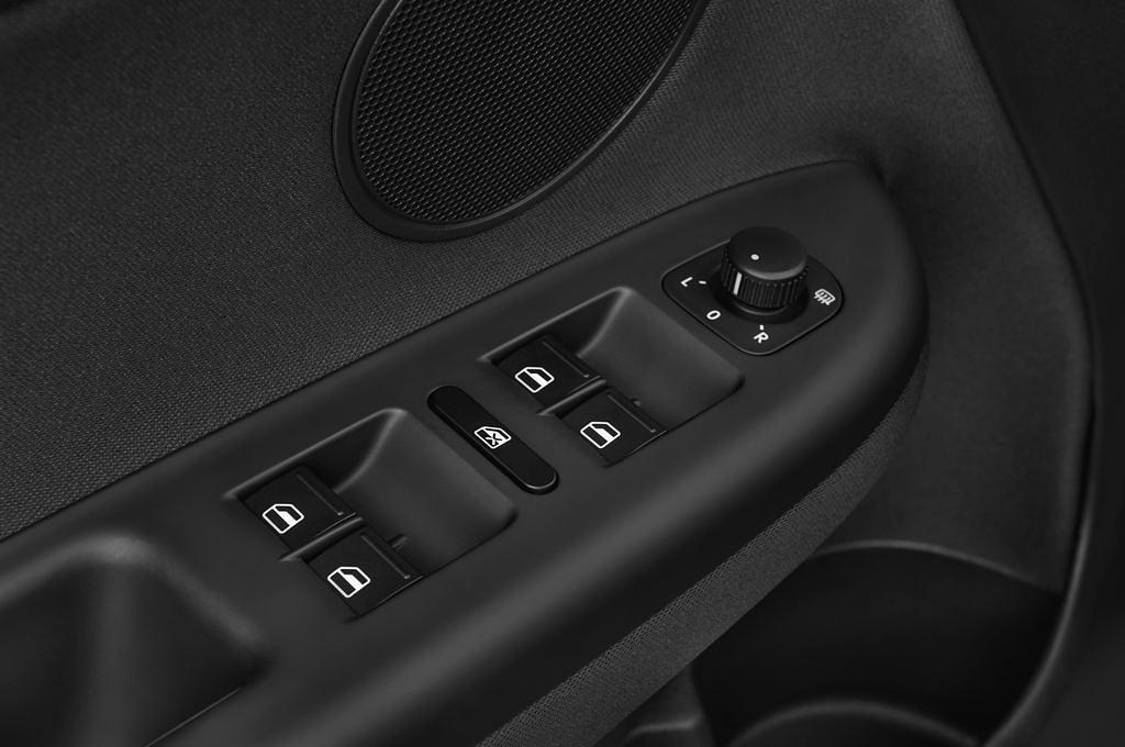 Volkswagen Golf Plus (Baujahr 2012) Trendline 5 Türen Bedienungselemente Tür