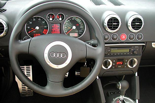 Cockpit: Viel Alu-Akzente im schwarzen Armaturenbrett und rote Details