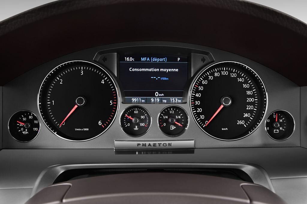 Volkswagen Phaeton (Baujahr 2010) V6 4 Türen Tacho und Fahrerinstrumente