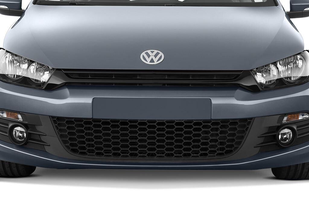 Volkswagen Scirocco (Baujahr 2010) Sport 3 Türen Kühlergrill und Scheinwerfer