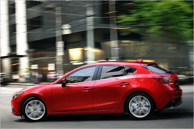 Mazda-Chefdesigner Tabata Koji setzt auf dynamische, expressive Formen - der Gegensatz zum kühlen Understatement eines VW Golf könnte nicht größer sein