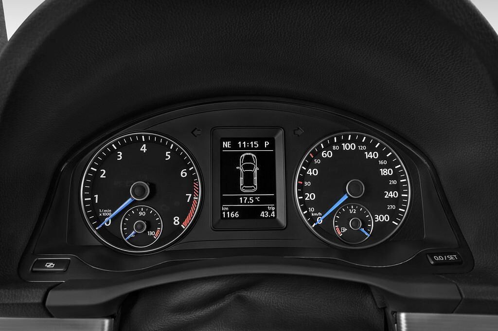 Volkswagen Scirocco (Baujahr 2011) R 3 Türen Tacho und Fahrerinstrumente