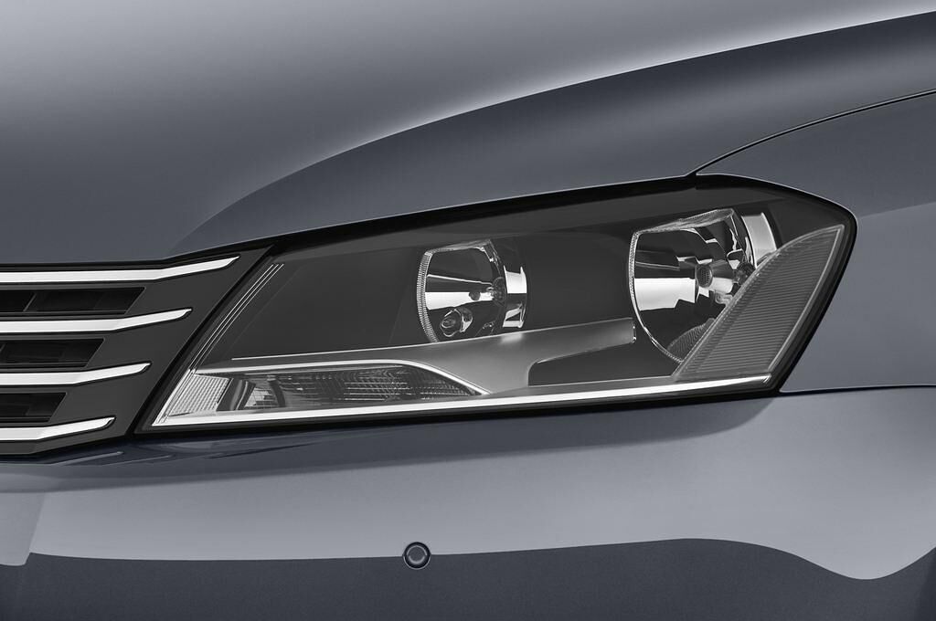Volkswagen Passat (Baujahr 2012) Comfortline Bluemotion Technology 5 Türen Scheinwerfer