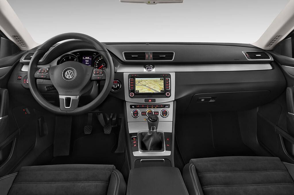 Volkswagen Passat CC (Baujahr 2011) - 4 Türen Cockpit und Innenraum