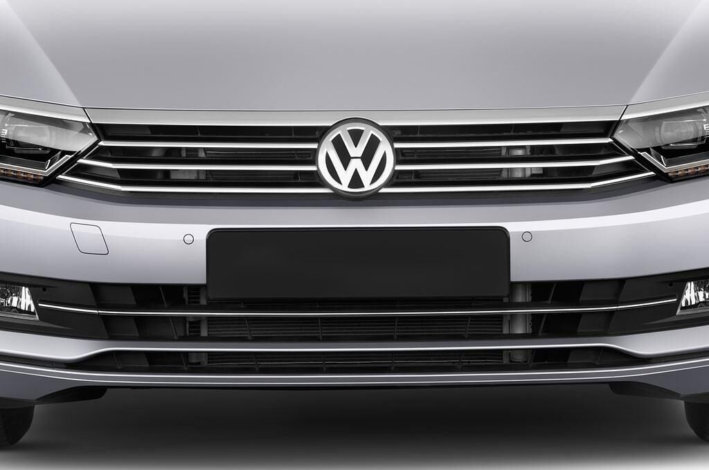 Volkswagen Passat Variant (Baujahr 2015) 1.6 Tdi Comfortline Bmotion Tech Variant 5 Türen Kühlergrill und Scheinwerfer